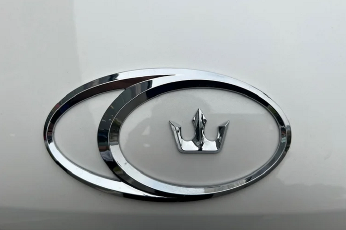 Trang bị tiện nghị khác trên Kia Carnival Royal 4 chỗ vẫn tương đương với phiên bản Signature cao cấp nhất. Có thể kể ra như màn hình giải trí 12,3 inch đi kèm với đồng hồ lái kỹ thuật số 12,3 inch, hệ thống âm thanh 12 loa Bose, điều hòa tự động 3 vùng độc lập, sạc điện thoại không dây...