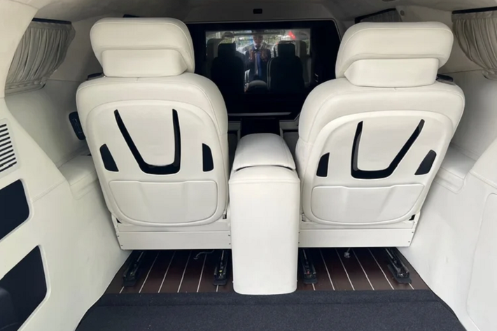 Hiện tại thông tin chi tiết và giá xe Kia Carnival Royal 2023 vẫn chưa được cập nhật trên website chính hãng Kia Việt Nam. Thaco cho biết phiên bản này không bán hàng loạt như Carnival tiêu chuẩn mà dưới dạng đặt hàng. Khách hàng có thể tùy chọn 6 màu sơn ngoại thất, bao gồm cả 3 tùy chọn sơn 2 tông màu.