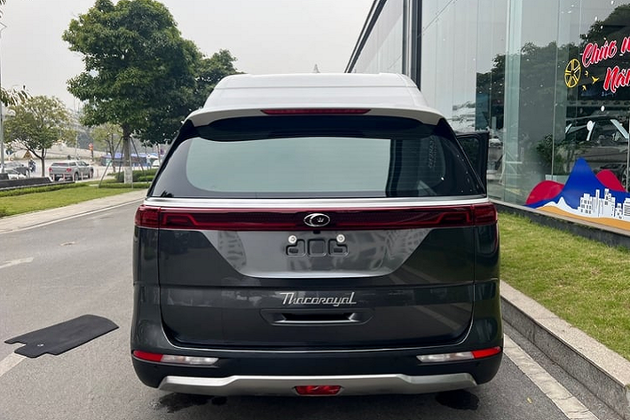 Ngoại hình của Kia Carnival Royal 4 chỗ ngồi cũng tương tự phiên bản 7 chỗ với phần mui xe nhô cao hơn hẳn, trong khi thiết kế phần còn lại không có khác biệt nào so với phiên bản Kia Carnival Signature.