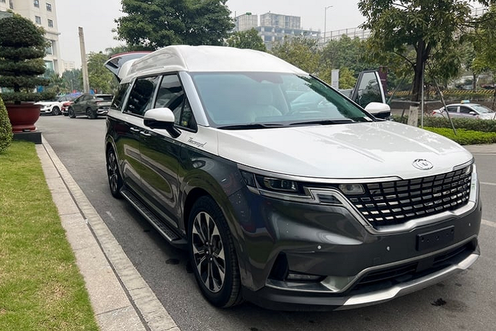 Kia Carnival Royal hạng sang là dòng xe được Thaco nâng cấp với ngoại hình và nội thất cải tiến, nhiều điểm khác biệt so với Kia Carnival nguyên bản. Mẫu xe này từng được giới thiệu đến khách hàng Việt trong năm 2022 với phiên bản 7 chỗ ngồi và giá bán từ 2,499 tỷ đồng.
