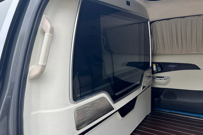Đầu xe Kia Carnival Royal 4 chỗ vẫn sử dụng thiết kế lưới tản nhiệt mũi hổ liền mạch với cụm đèn pha Full-LED. Thân xe vẫn trang bị cụm la-zăng hợp kim 19 inch và cửa sau dạng trượt. Trong khi đuôi xe vẫn trang bị đèn hậu LED trải rộng chiều ngang.