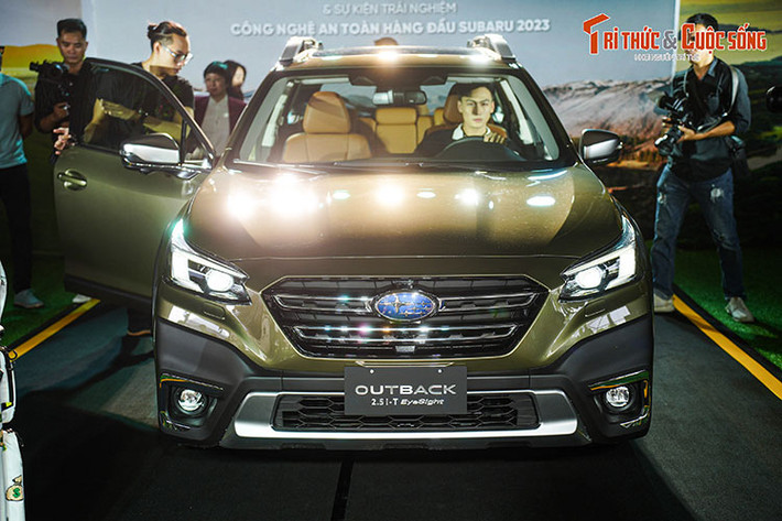 Subaru Outback 2023 mới đã được trang bị X-Mode cải tiến với tính năng Auto Restore (Tự động khôi phục), cổng USB Type C mới, giao diện người dùng cho hệ thống thông tin giải trí được nâng cấp, có thêm kết nối Apple CarPlay/Android Auto.