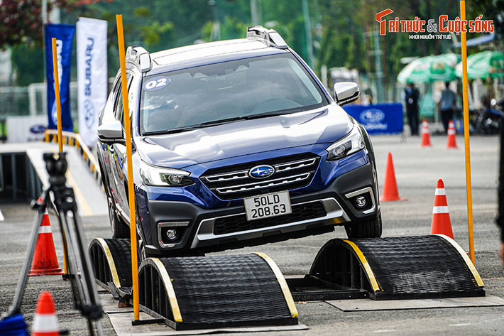 Subaru Outback 2023 vẫn được nhập khẩu nguyên chiếc từ Nhật Bản, giá thành cao hơn bản cũ, ở mức 2,099 tỷ đồng, chung mâm với Mercedes-Benz GLB 200 AMG (2,089 tỷ đồng). Ngoài ra, hãng cũng đưa ra nhiều chương trình ưu đãi kích cầu cho khách hàng tại Việt Nam...