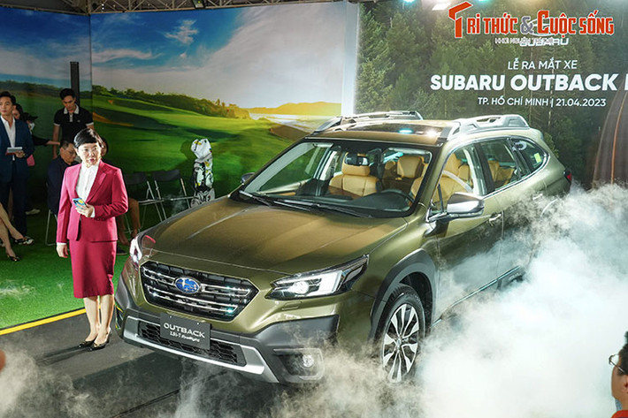 Do chỉ là facelift, mẫu xe wagon Subaru Outback 2023 gần như giữ nguyên thiết kết, chỉ khác biệt một chút ở la-zăng mới. Ngoài ra, xe vẫn giữ nguyên các đặc trưng của nó: an toàn, ổn định, chắc chắn và thiết kế vẫn đi theo lối riêng so với thị trường.