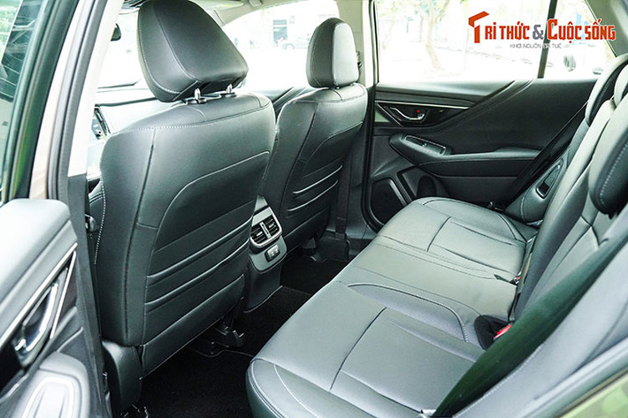 Outback 2023 trang bị hệ thống lái X-Mode 2 chức năng, dẫn động 4 bánh toàn thời gian đối xứng SAWD, khiến việc chạy xe trên địa hình xấu trở nên dễ dàng và nhàn hạ. Người lái xe có thể chọn giữa các chế độ ‘Snow / Dirt’ và ‘Deep Snow / Mud’ để phù hợp với tình huống lái xe.