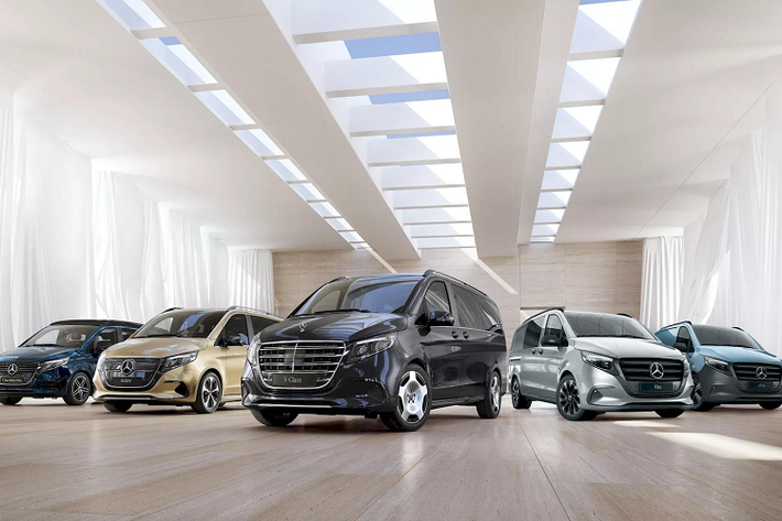 Mercedes-Benz đã cập nhật toàn bộ dòng xe van cỡ trung của hãng sang đời mới 2024, bao gồm cả phiên bản dành cho gia đình (V-Class), bản thương mại (Vito) cùng những biến thể chạy điện của chúng (EQV và eVito). Mercedes-Benz V-Class 2024 mới trở nên hiện đại hơn trước nhờ những thay đổi ở cả ngoại thất và nội thất, được bổ sung thêm nhiều thiết bị an toàn, tiện nghi và công nghệ.