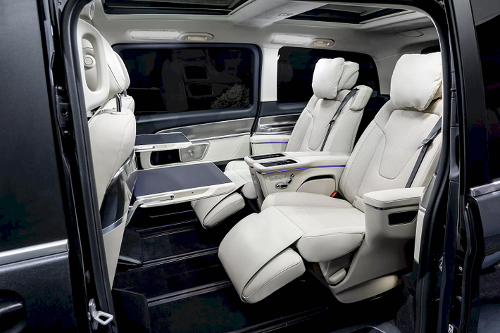 Những khách hàng quan tâm đến V-Class và EQV còn được chọn thêm các gói trang bị ngoại thất như AMG Line hay Night để cá nhân hóa chiếc xe thêm nữa, điều này không có đối với Vito và eVito. Tùy thuộc vào cấp độ trang bị, V-Class và EQV dùng đèn pha LED Multibeam và có dải đèn LED xung quanh lưới tản nhiệt.