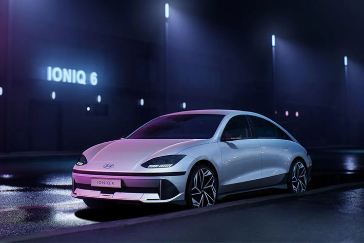 Giá xe Hyundai Ioniq 6 2023 tại Mỹ từ khoảng 40.000 USD (tương đương 940 triệu đồng. Tại Hàn Quốc Hyundai Ioniq 6 Stardard Range bản trang bị Exclusive từ 54 - 54,5 triệu Won (971 - 980 triệu đồng). Trong khi đó, Long Range được chia thành 3 bản trang bị là Exclusive, Exclusive Plus và Prestige với giá dao động từ 58,5 - 64,5 triệu Won (1,05 - 1,16 tỷ đồng)