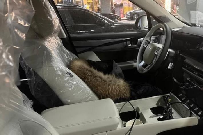 Việc làm lại hoàn toàn chiếc SantaFe được cho là chiến lược của Hyundai. Hãng xe Hàn Quốc mong muốn mỗi xe sẽ mang một nét đặc trưng riêng dù chúng có dùng chung khung gầm hay hệ truyền động hay không.