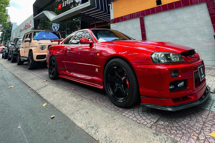 Dòng xe thể thao Nissan Skyline GT-R R34 được sản xuất từ năm 1999 đến 2002, so với bản R33, Skyline GT-R R34 có một tính năng mới mẻ chính là là màn hình đa chức năng LCD 5,8 inch ở trung tâm bảng điều khiển, hiển thị các số liệu thống kê khác nhaucủa động cơ và xe như áp suất, bộ tăng áp, nhiệt độ dầu và nước...