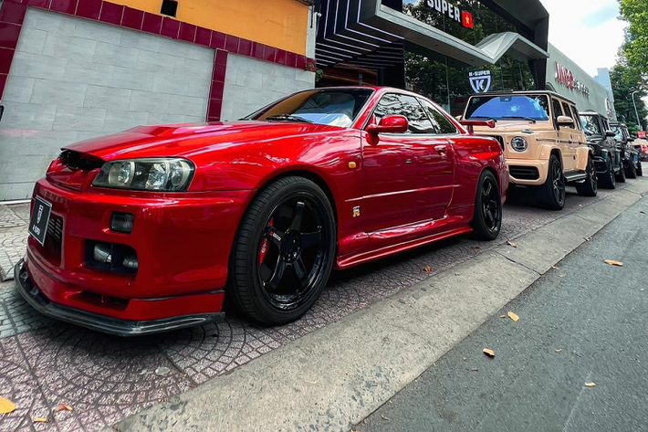 Nói đến những mẫu xe Japanese Domestic Market (JDM) huyền thoại, chúng ta không thể nào bỏ qua được cái tên Nissan Skyline GT-R R34 hàng hiếm, đây là một trong các mẫu xe có giá bán tăng qua từng năm, chưa bao giờ là đồ chơi lỗi thời với các tay chơi xe thế giới từ người mê tốc độ, sưu tập.