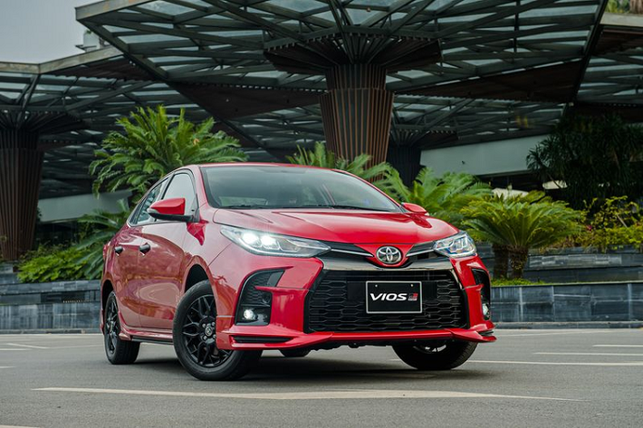 Toyota bán chạy nhất tại Việt Nam với tổng doanh số đạt 91.115 xe. Theo đó lượng xe ôtô mới bán ra tại Việt Nam năm 2022 đạt mức kỷ lục 509.141 xe. Số lượng này bao gồm 404.635 xe của VAMA và các hãng nhập khẩu, 81.582 xe của TC Motor - hãng bán xe Hyundai và 22.924 xe của VinFast (chưa gồm số liệu tháng 9,10 do hãng không công bố). Hầu hết hãng xe tăng trưởng mạnh Theo thống kê, năm 2022, hãng xe quốc dân của Nhật, Toyota là thương hiệu xe bán chạy nhất tại Việt Nam với tổng doanh số đạt 91.115 xe. Con số này cũng là con số kỷ lục của hãng trong nhiều năm qua, góp phần giúp Toyota chiếm 25,4% thị phần VAMA. Làm nên thành công này của Toyota chính là nhờ mẫu xe chủ lực Vios (23.259 chiếc). Không chỉ “gánh team”, chiếc sedan cỡ B này còn xuất sắc trở thành chiếc xe bán chạy nhất năm.