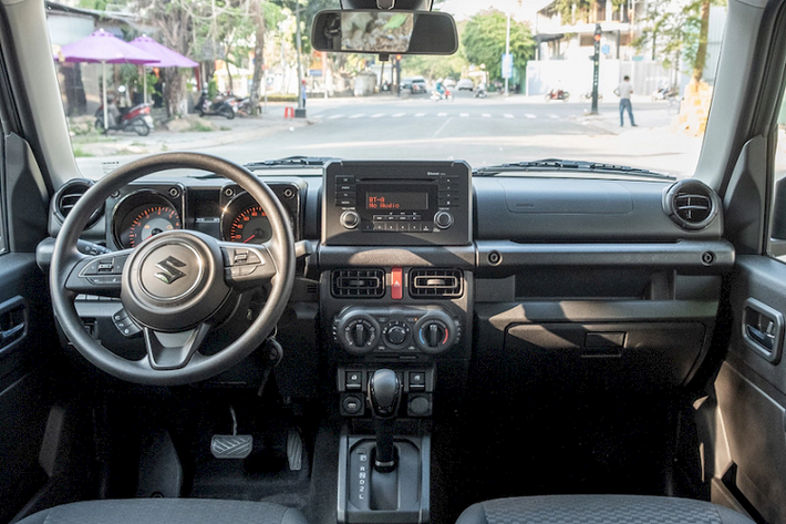 Bên trong cabin, Suzuki Jimny được thiết kế tối giản. Tuy nhiên, xe vẫn có đầy đủ các tiện ích như: vô lăng bọc da tích hợp phím chức năng, bảng đồng hồ analogue với màn hình đa thông tin ở giữa, màn hình cảm ứng trung tâm 6,8 inch, điều hòa tự động tích hợp sưởi và ghế bọc nỉ…