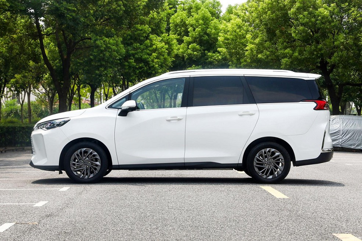 Việc phiên bản chạy hoàn toàn bằng điện của MPV điện SAIC Maxus Mifa 5 2024 đã chính thức được ra mắt, sẽ rất phù hợp với các khách hàng trẻ tuổi, tài chính không đủ để ngắm đến SAIC Maxus Mifa 7 và SAIC Maxus Mifa 9 cũng mới trình làng vào năm ngoái.