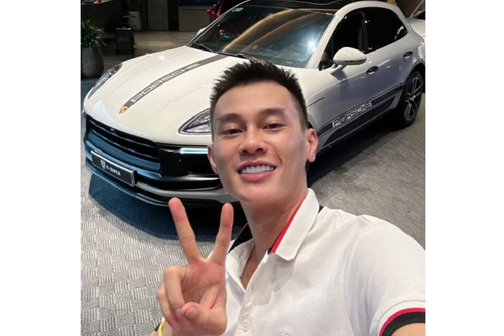 Bên trong khoang cabin của Macan S 2022 cũng được nâng cấp đáng kể. Xe có cần số ngắn cùng vô-lăng mới giống hệt với vô-lăng của 911 Carrera.