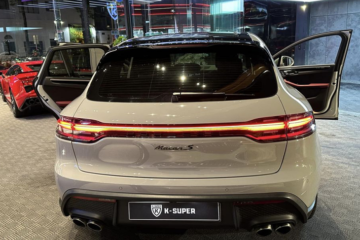 Ở thị trường Việt Nam, Porsche Macan có 4 phiên bản gồm tiêu chuẩn (giá niêm yết 2,992 tỷ đồng), T (3,234 tỷ đồng), S (3,817 tỷ đồng) và GTS (4,708 tỷ đồng). Nếu cộng giá niêm yết cùng các khoản thuế, phí; giá lăn bánh tại Hà Nội của Porsche Macan phiên bản S mà Vũ Văn Thanh vừa tậu lên tới hơn 4 tỷ đồng.