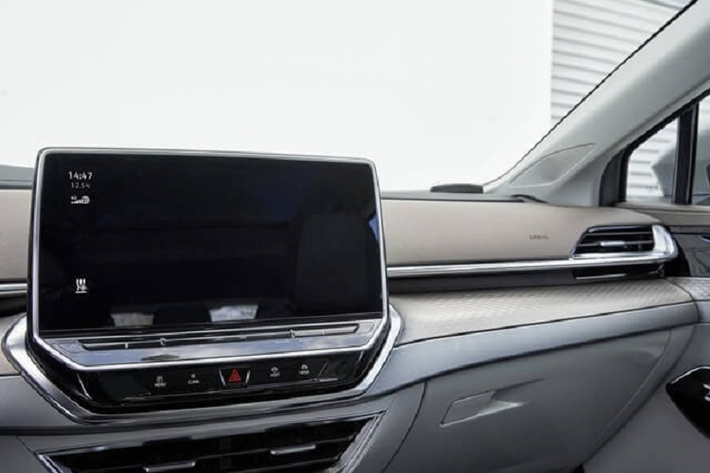 Ngoài ra, Volkswagen ID.6 Crozz 2024 còn có kiểu bố trí 6 chỗ ngồi là 2+2+2 và 2+3+2 bảy chỗ. Hàng ghế trước có thể chỉnh điện 12 hướng và hỗ trợ massage. Về mặt an toàn, xe được trang bị tiêu chuẩn các chức năng hỗ trợ lái xe nâng cao cấp 2+, bao gồm đỗ xe tự động, tránh va chạm và phanh khẩn cấp. Các cấu hình khác bao gồm đèn xung quanh 30 màu và cửa sổ trời rộng 2,17 mét vuông