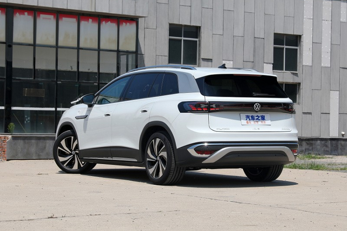 Mặt tiền của mẫu xe điện Volkswagen ID.6 Crozz 2024 có cụm đèn pha LED to bản, ôm trọn luôn phần đầu xe, điểm nhấn là thanh nối nằm gọn trong đèn pha, logo của hãng xe Đức nằm chính giữa. Dịch chuyển xuống dưới chúng ta dễ thấy rằng, xe Volkswagen ID.6 Crozz 2024 có cản va trước với hốc gió rất đẹp mắt, được sơn màu đen và có thêm các nan nhỏ màu trắng tạo điểm nhấn.