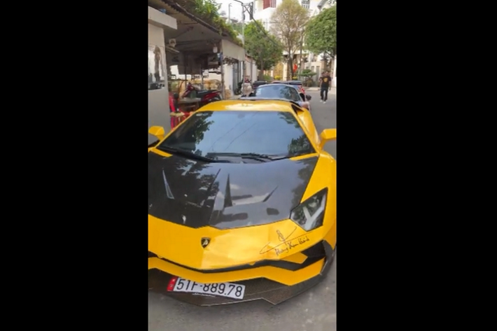 Mang đến âm thanh phấn kích hơn so với nhiều xe Senna trang bị 3 ống xả, ngoài ra, hệ truyền động của xe vẫn sử dụng khối động cơ V8, dung tích 4.0 lít, tăng áp kép sản sinh ra công suất tối đa 789 mã lực và mô-men xoắn cực đại 800 Nm.