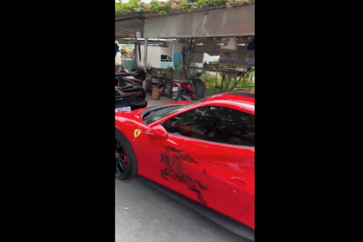 Giá xe McLaren Senna của Hoàng Kim Khánh khi làm xong các thủ tục đăng ký biển số tại đất nước Campuchia được tiết lộ 40 tỷ đồng, bằng giá xe Ferrari 488 Pista Spider và Lamborghini Aventador S LP740-4 mà đại gia này cho ra biển trắng, có thể thấy, cách chơi biển Cam sẽ giúp doanh nhân quận 12 tiết kiệm 1 số tiền khá lớn.