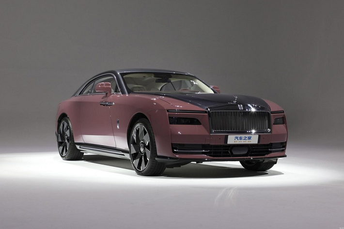 Không chỉ 1 mà có đến 2 chiếc Rolls-Royce Spectre được trưng bày, 1 xe mang đúng màu chiếc được chụp ảnh để làm truyền thông, xe còn lại sở hữu màu đỏ bầm và được mang cho giới truyền thông trải nghiệm, từ ngoài vào trong.