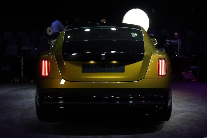Chính vì điều này mà 2 chiếc coupe siêu sang Rolls-Royce Spectre được mang đến triển lãm ô tô Thượng Hải 2023 để giới thiệu với các đại gia Trung Quốc, 1 trong những thị trường quan trọng và béo bở nhất của hãng xe Anh quốc, đã thu hút sự quan tâm của giới truyền thông nước này cũng như thế giới.