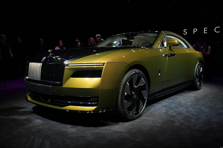 Kể từ đó cho đến nay, hãng xe Anh quốc chỉ chăm chú mang xe siêu sang Rolls-Royce Spectre EV đi thử nghiệm trên nhiều địa hình khắc nghiệt khác nhau để đánh giá độ bền, khả năng thích ứng của xe cũng như hàng trăm hạng mục kiểm tra khắc khe nhất.