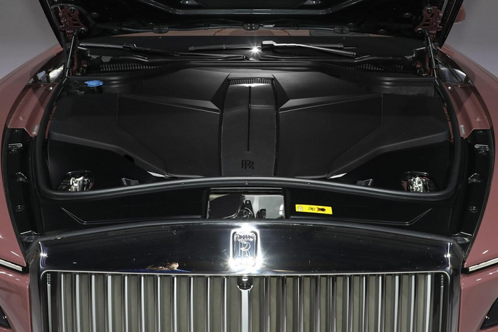 Pin được tích hợp vào chính cấu trúc, giúp Spectre cứng hơn 30% so với bất kỳ chiếc Rolls-Royce nào trước đó và sàn xe nằm giữa ngưỡng cửa thay vì bên dưới hoặc bên trên. Có một kênh giữa pin và sàn để đi dây và đường ống kiểm soát khí hậu, cho phép vị trí ngồi thấp hơn và sàn nhà êm ái.