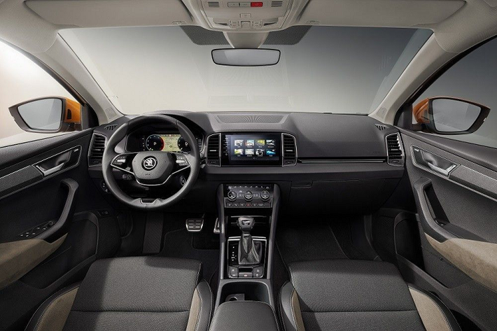 Bên trong Skoda Karoq là nội thất 5 chỗ ngồi với ghế bọc da pha nỉ. Bảng đồng hồ kỹ thuật số có kích thước 8 inch hoặc 10,25 inch tùy phiên bản. Màn hình giải trí trung tâm có 3 phiên bản với kích thước 6,5 inch, 8 inch hoặc 9,2 inch.