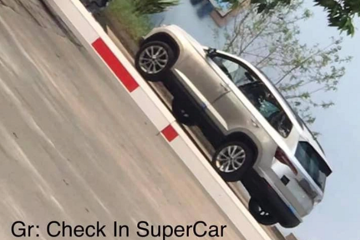 Skoda Karoq tại Việt Nam thuộc phân khúc SUV cỡ C với chiều dài 4.382 mm, chiều rộng 1.841 mm, chiều cao 1.603 - 1.614 mm và chiều dài cơ sở 2.638 mm. So với các mẫu SUV-C khác như Hyundai Tucson hay Mazda CX-5, Karoq có kích thước nhỏ hơn khá nhiều và chỉ ngang ngửa với mẫu xe thuộc nhóm B+/C- là Toyota Corolla Cross.