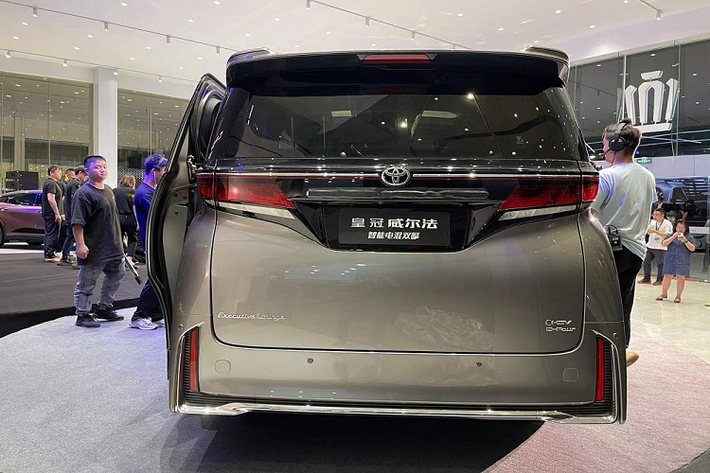 Tiếp đến là hốc đèn sương mù nằm dọc ở hai góc đầu xe và cản trước được bao quanh bằng nẹp mạ crôm. Điểm nhấn tiếp theo của Toyota Crown Vellfire 2024 là đường chân kính hình chữ "Z" mới lạ mắt, nẹp mạ crôm kéo dài từ cột A đến cánh gió mui và vành hợp kim 19 inch, phay xước 2 màu. Ngoài ra, xe còn có cửa lùa và bệ bước chân chỉnh điện Universal Steps mới.