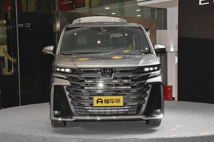 Ở thế hệ mới, Toyota Crown Vellfire được trang bị lưới tản nhiệt cỡ lớn, kéo dài gần hết cản trước và đi kèm các nan mạ crôm nằm ngang. Nằm hai bên lưới tản nhiệt là cụm đèn pha nhỏ gọn với 3 bóng LED bên trong. Trong khi đó, dải đèn LED định vị ban ngày của xe được đặt bên dưới đèn pha.