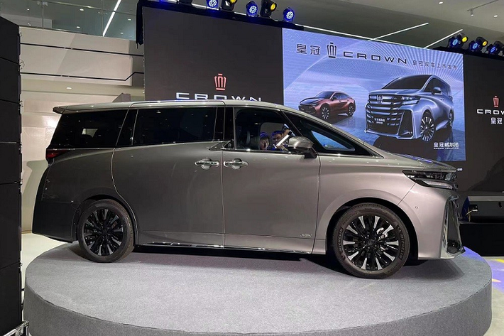 So với Vellfire ở Nhật Bản, Toyota Crown Vellfire 2024 dành cho Trung Quốc sở hữu thiết kế ngoại thất và nội thất không thay đổi nhiều. Sự khác biệt lớn nhất nằm ở logo của xe. Tương tự các mẫu xe thuộc dòng Toyota Crown khác, mẫu MPV này cũng sở hữu logo hình chiếc vương miện trên đầu xe, vành la-zăng và vô lăng.