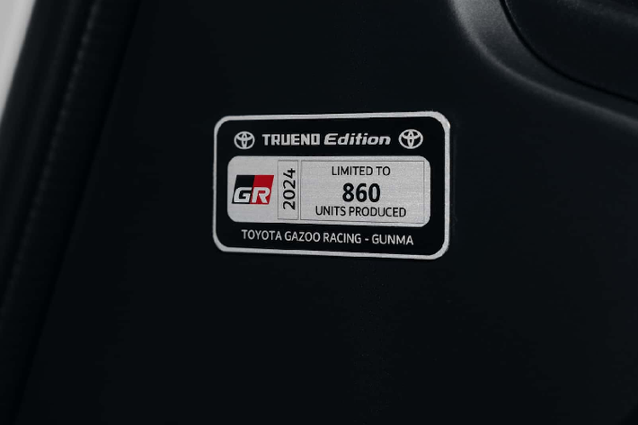 GR 86 Trueno Edition được trang bị bộ mâm hợp kim kích thước 18 inch thiết kế 10 chấu. Sức mạnh của GT 86 Trueno Edition trang bị động cơ 4 xy-lanh dung tích 2.4l nạp khí tự nhiên, sản sinh công suất 228 mã lực và mô-men xoắn 259 Nm.