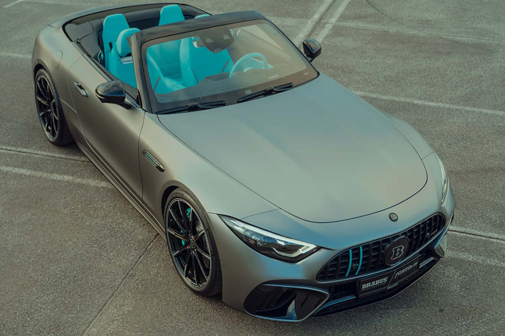 Ngoại thất của Mercedes-AMG SL63 mui trần màu Frozen Antraxit mờ cùng đường viên đen bóng. Các điểm nhấn màu xanh Tiffany trên lưới tản nhiệt trước, kẹp phanh, cánh gió bên và trang trí bộ khuếch tán ám... gợi nên màu sắc chủ đạo bao phủ bên trong nội thất xe. Sự pha trộn màu sắc chính là điểm nhấn đặc biệt của chiếc SL63 này.