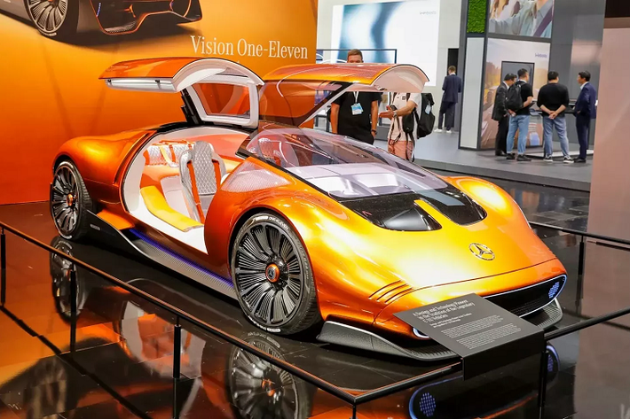 Tại triển lãm Munich Motor Show 2023, Mercedes Vision One-Eleven concept mới cho thấy sự pha trộn hài hòa giữa các yếu tố của quá khứ và tương lai như cách mà Gorden Wagener - Giám đốc thiết kế của Tập đoàn Mercedes-Benz giải thích "Mục tiêu của chúng tôi tại Mercedes-Benz không phải là tạo kiểu dáng - mục tiêu của chúng tôi là tạo ra các biểu tượng".