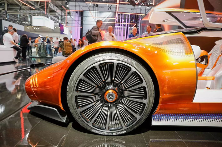 Theo Markus Schafer, Giám đốc kỹ thuật của Mercedes-Benz, mẫu xe concept Vision One-Eleven được trang bị tối đa 4 mô-tơ này, mỗi cái có thể sản sinh lượng công suất lên đến 480 mã lực và đạt mô-men xoắn cực đại 800 Nm, qua đó đạt tổng sức mạnh 1.920 mã lực và 3.200 Nm. Điều này làm cho động cơ hướng trục YASA trở nên lý tưởng cho các loại xe điện hiệu năng cao.