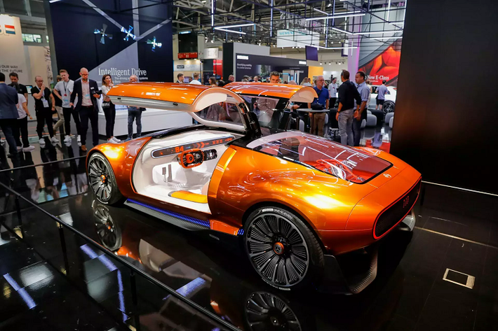 Mercedes cho biết chiếc Vision One-Eleven này là mẫu xe thể thao đầu tiên có nội thất được thiết kế như một phòng nghỉ hạng thương gia. Đây có thể là dấu hiệu cho thấy hướng đi trong tương lai của hãng xe Đức đối với xe tự lái, lúc đó hành khách bên trong chỉ việc thư giãn, mọi việc liên quan đến vận hành sẽ cho chiếc xe xử lý hết.