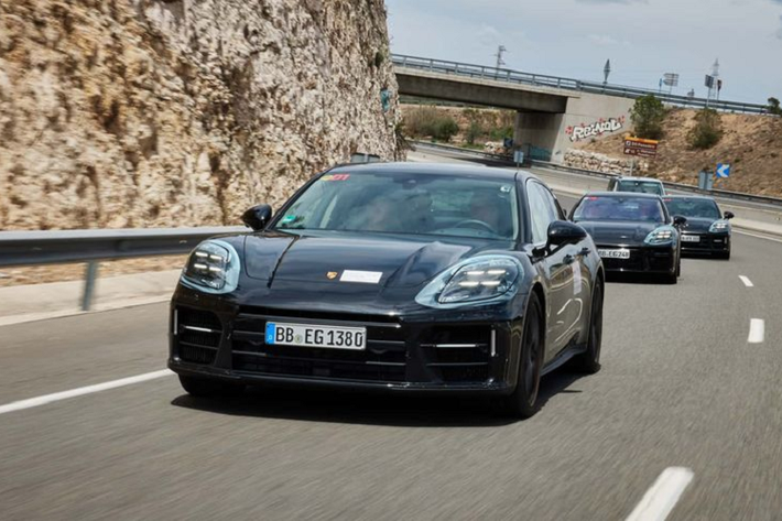 Mới đây, hãng xe sang thể thao cho biết thế hệ thứ ba của mẫu coupe thể thao hạng sang là Porsche Panamera 2024 mới sẽ chính thức ra mắt vào ngày 24/11 tại Lễ hội Biểu tượng Porsche. Trước đó, tương lai của Panamera từng bị hoài nghi khi một số tin đồn cho rằng mẫu xe này sẽ bị khai tử để nhường chỗ cho dòng xe điện mới.