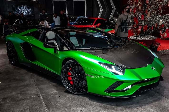 Lamborghini Aventador Roadster tại Việt Nam luôn được các tay chơi siêu xe ưa chuộng. Tính đến thời điểm hiện tại, số lượng xe tại dải đất hình chữ S lên tới hơn 10 chiếc với các phiên bản từ Coupe, Roadster cho đến bản S, SV và SV Roadster.