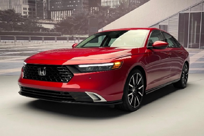 Thiết kế Honda Accord 2023 với cụm đèn pha thanh mảnh, sắc sảo nối liền với mặt ca lăng, gợi nhớ đến những mẫu xe Honda khác như HR-V và Civic mới. Phía dưới là hốc gió trung tâm tích hợp cả 2 khe gió nhỏ nằm dọc. Trong khi đó, cản trước của xe có phần mềm mại hơn với khe hút gió trải rộng, tạo cảm giác bề thế hơn cho xe.