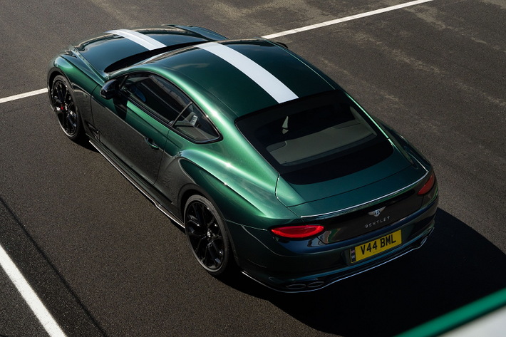 Nội thất của Continental GT và GTC bản Le Mans Collection có nhiều chi tiết được mô phỏng theo Bentley Speed 8 #7. Nội thất là tông màu đen Beluga cùng các chi tiết màu đỏ Hotspur tương phản. Bề mặt ghế đã được trang trí bằng vải Dynamica.