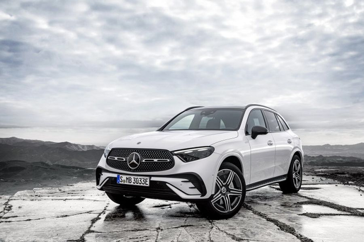 Theo thông tin từ đại lý, Mercedes-Benz GLC 2023 mới hiện đã được nhận đặt cọc với mức giá dự kiến lên tới 2,9 tỷ đồng đối với phiên bản GLC 300. Trước mắt, mẫu SUV này được phân phối tại Việt Nam theo diện nhập khẩu từ tháng 4/2023.