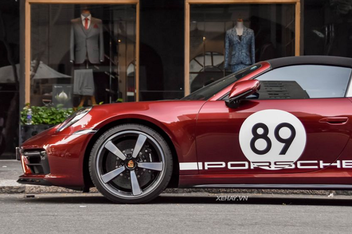 Bên cạnh đó, ở cột B và cản sau xe gây ấn tượng với logo Targa, dòng chữ Porsche và 911 Targa 4S sơn màu vàng đồng bắt mắt. Ngoài ra, huy hiệu Porsche Heritage cũng có mặt ở lưới tản nhiệt phía sau đuôi xe.