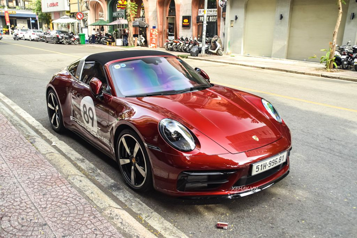Về trang bị an toàn, Porsche 911 Targa 4S bản Heritage Design được trang bị nhiều công nghệ hiện đại như đèn pha LED, hệ thống treo chủ động PASM, kiểm soát độ ổn định PSM giúp xe tăng độ bám đường khi vào cua gấp...