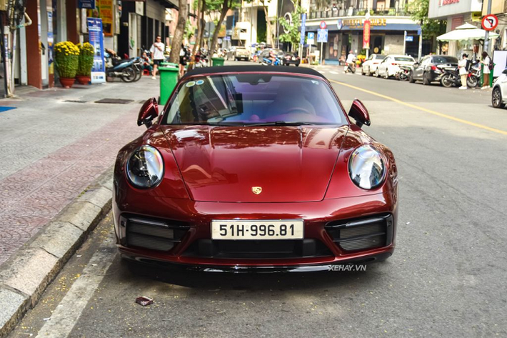 Tại Việt Nam, xe được ra mắt vào cuối tháng 5/2021, mức giá xe Porsche 911 Targa 4S Heritage Design được niêm yết chính hãng từ 11,6 tỷ đồng.