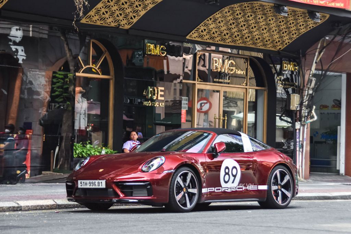So với bản tiêu chuẩn, chiếc Porsche 911 Targa 4S Heritage Design đặc biệt này sở hữu loạt chi tiết độc quyền như màu sơn Cherry Metallic kết hợp với ô tròn số 89 màu trắng và đen ở bên hông.