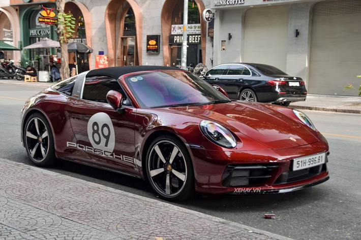 Porsche 911 Targa 4S Heritage Design hàng hiếm tại Việt Nam cũng là mẫu xe đầu tiên trong chiến lược phát triển sản phẩm Heritage Design của hãng xe thể thao nước Đức và chỉ được sản xuất giới hạn 992 chiếc trên toàn cầu.