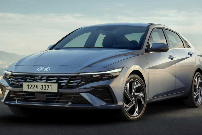 Hyundai Elantra 2023 Theo MotorTrend, lựa chọn số 1 về dòng xe sedan hybrid là Hyundai Elantra Hybrid 2023 mới. Trước đó, mẫu Elantra 2021 cũng giành danh hiệu Car of the Year thuộc giải thưởng NACTOY (North American Car, Utility and Truck of the Year), một giải thưởng uy tín được ví với giải Oscar dành cho xe hơi.