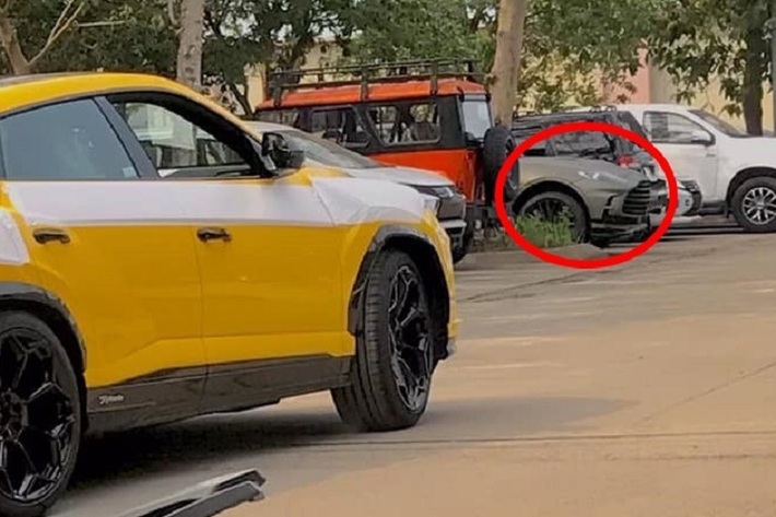 Mới đây, mẫu xe Aston Martin DBX 707 hàng hiếm đã có chiếc thứ 3 về Việt Nam khi xuất hiện tại một trạm đăng kiểm ở Hà Nội và nhận được sự quan tâm không nhỏ của giới mê xe. Tuy nhiên, bức ảnh này có độ phân giải không cao, nên khiến việc nhín ngắm dung nhan chiếc Aston Martin DBX 707 này còn nhiều hạn chế.